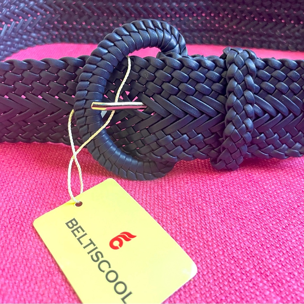 Women’s wide woven navy belt. S/M